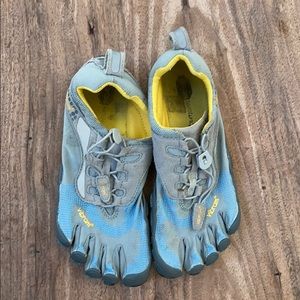 Size 37 vibrant running shoes